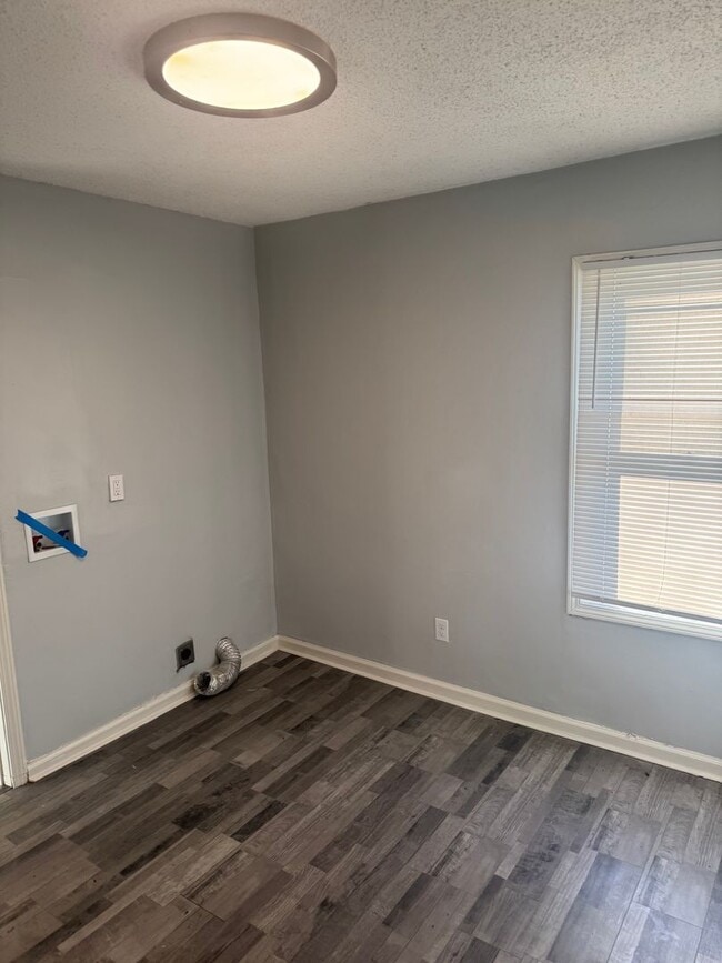 Building Photo - 2067 Hubert Ave