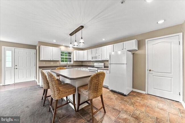 Foto del edificio - 347 Huntington Ct