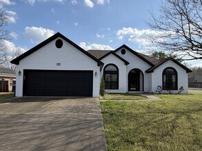 Building Photo - 11 Lakeview Ln