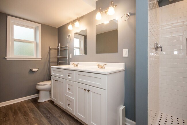 Foto del edificio - Huge 4 Bedroom 2 Bath Sylvan Park Classic! AVAILABLE NOW. Perfect for Roommates or a Home Office....