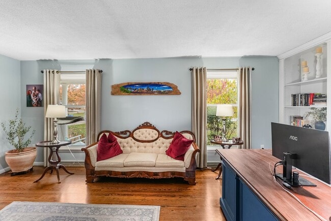 Building Photo - Beautifully Updated 4 Bedroom, 2.5 Bath Home in Fairview