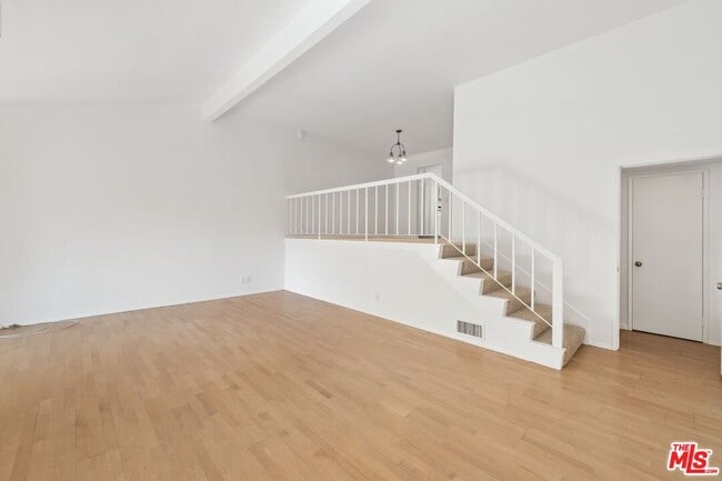 Building Photo - 1646 Palisades Dr