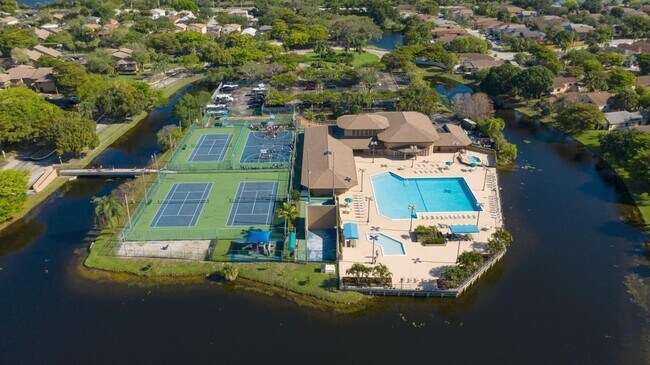 Foto del edificio - 2358 NW 37th Ave