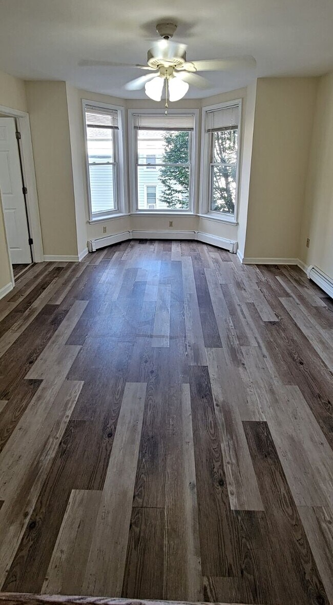 Amplia sala de estar - 3229 7th Ave