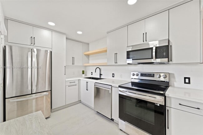 Building Photo - 3301 N Country Club Dr