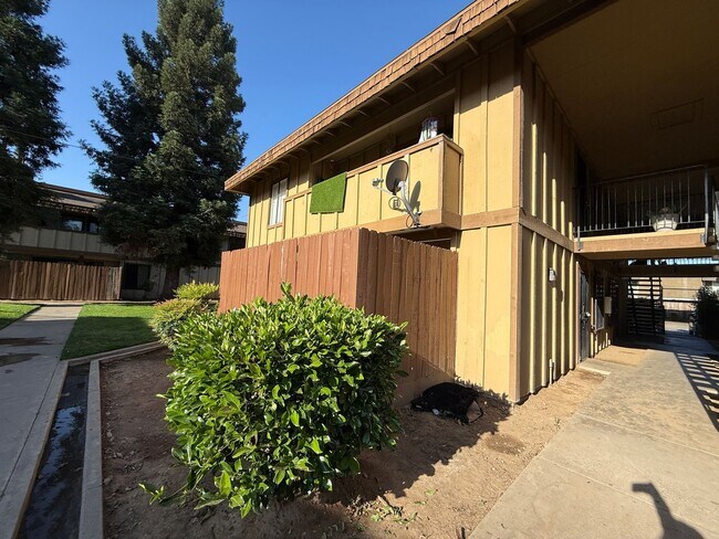 Foto del edificio - Downstairs 2 bedroom, 1 bathroom condo loc...