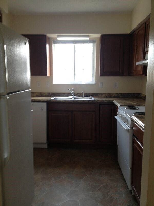 Foto del edificio - 4 bedroom, 2 bath Townhouse in Whittington...