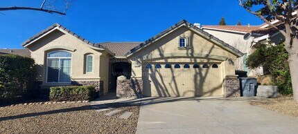 Building Photo - 2223 Misty Hollow Dr