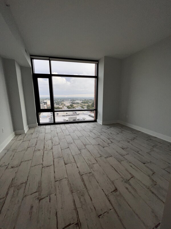 Foto del edificio - 323 W Jones St