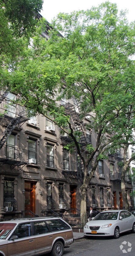Building Photo - 210 W 104th St