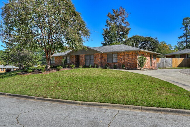 Foto del edificio - 3137 Edinburgh Dr