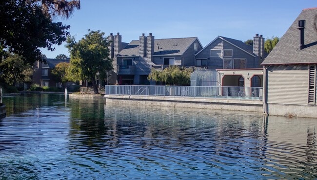 Building Photo - 1110 Shoreline Dr