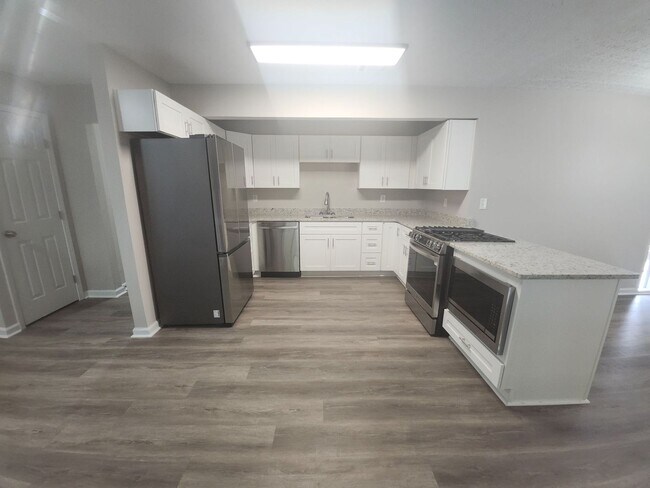 Foto del edificio - Spacious 4-Bedroom  & 2.5 Bathroom Ranch Home