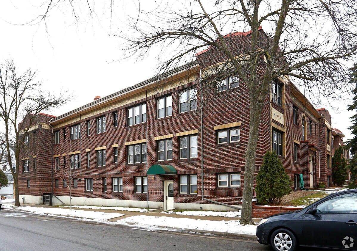 Primary Photo - 372 Cleveland Avenue North