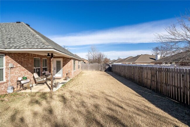 Building Photo - 8915 Southridge Dr
