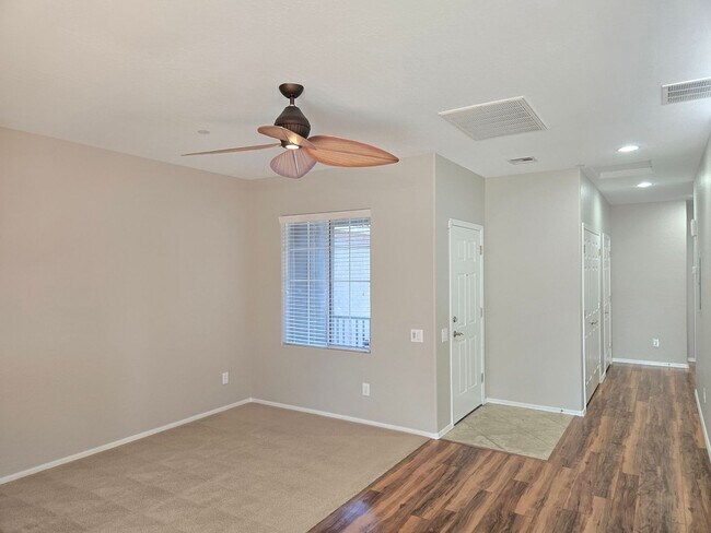 Building Photo - Lovely 3bdr 2bth apartment with one car garage