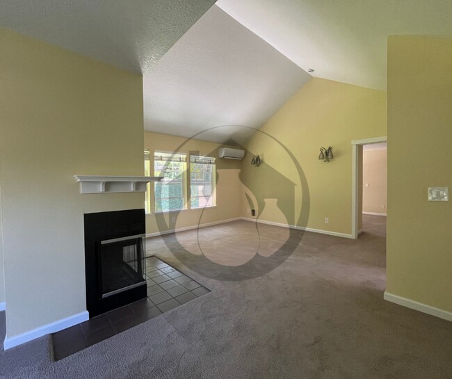 Building Photo - Charbonneau Area-  Spacious upstairs unit