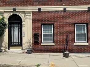 Building Photo - 996 Chestnut St
