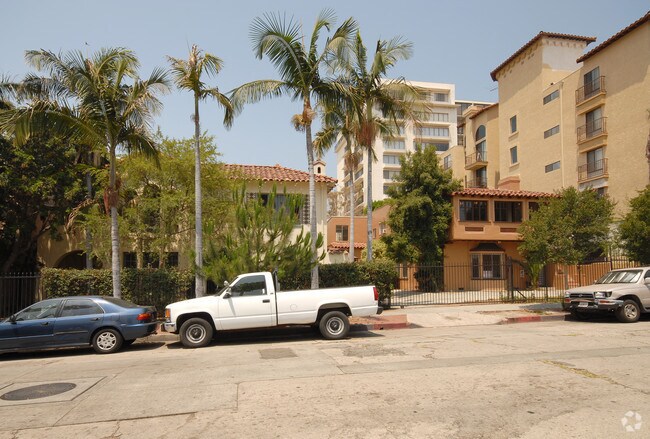 Building Photo - 1813-1817 Grace Ave
