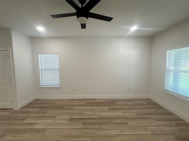Foto del edificio - 715 E Live Oak St