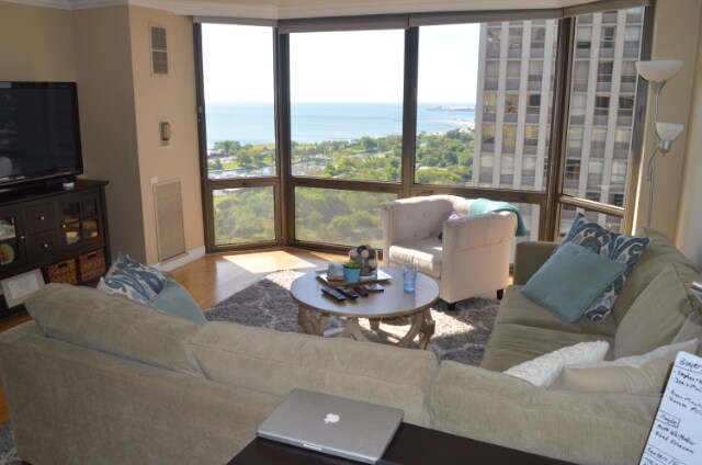 Foto principal - 2650 N Lakeview Ave