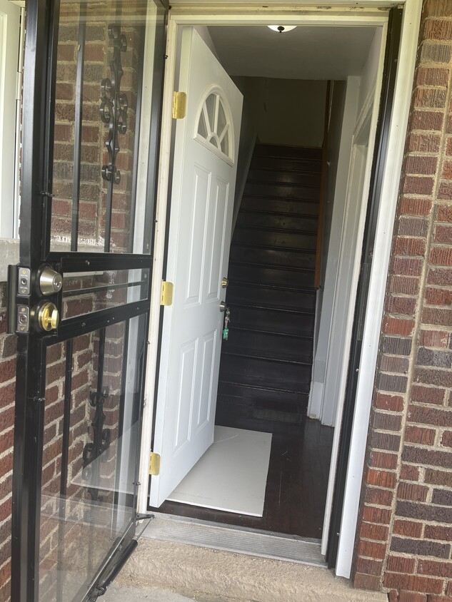 Entry - 2911 Glendale St
