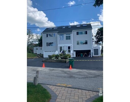 Foto del edificio - 24 Merrill Rd