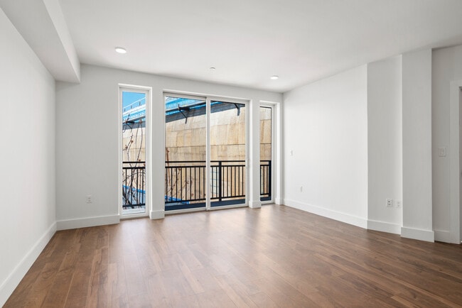Building Photo - 60 Hichborn St