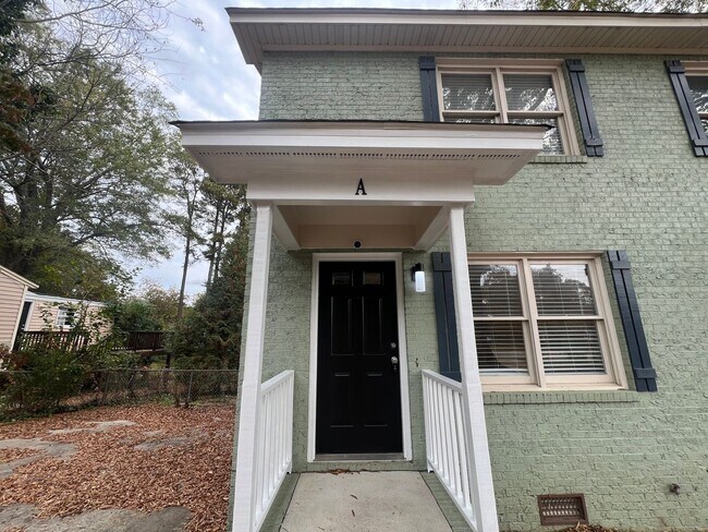 Foto del edificio - Newly Remodeled 2BD, 1.5BA Raleigh Townhome with a Fenced Backyard in a Prime Location