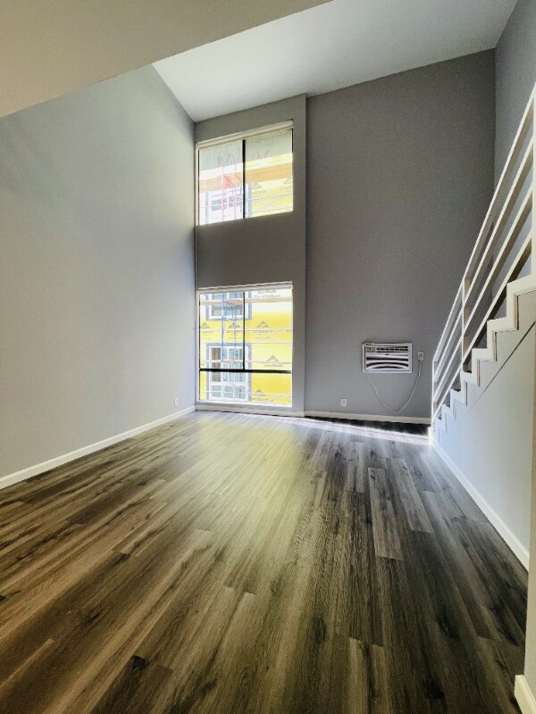 Primary Photo - 7044 Hawthorn Ave