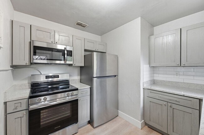 Foto del edificio - Move-In Ready 2-Bedroom Home with Private Backyard in the Heart of Orlando