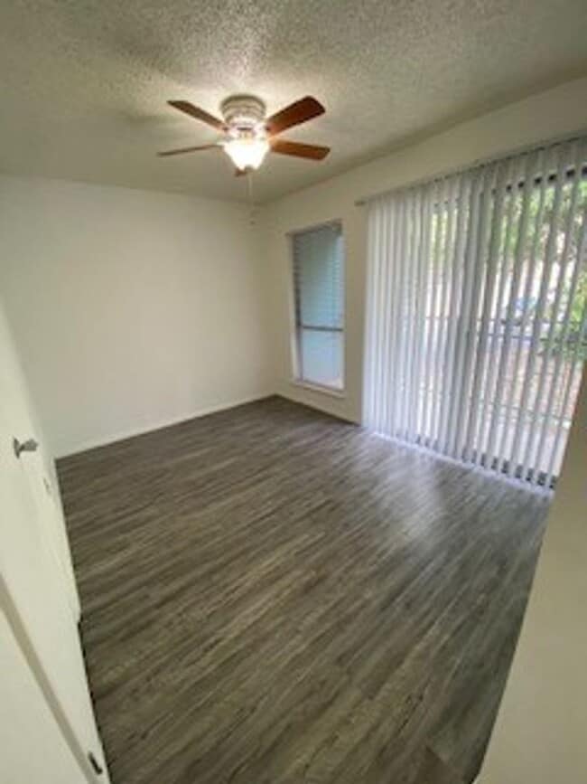 Oaks Apartments Apartments in Austin, TX