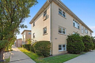 Building Photo - 5834 W Montrose Ave