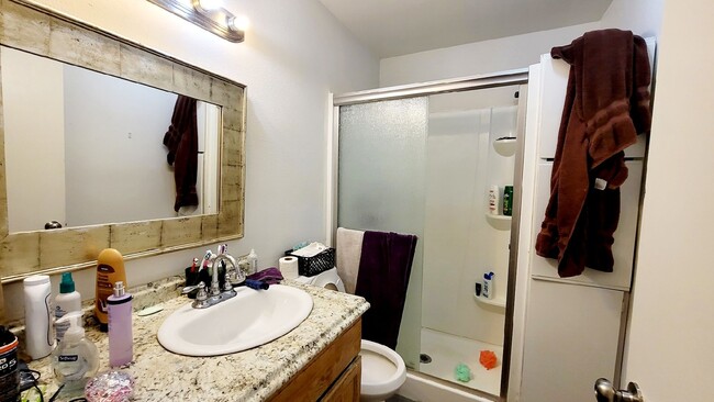 Building Photo - Split rent house - single bedroom only