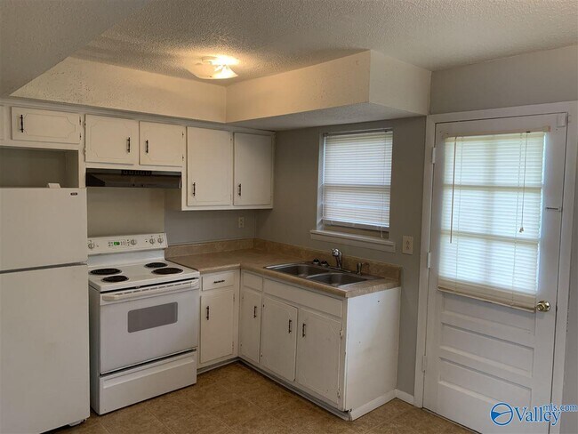 Building Photo - 908 Stevens Ct NE