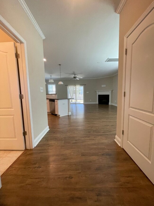 Building Photo - 3 Bedroom 3 Bathroom in Haymount! Pets okay