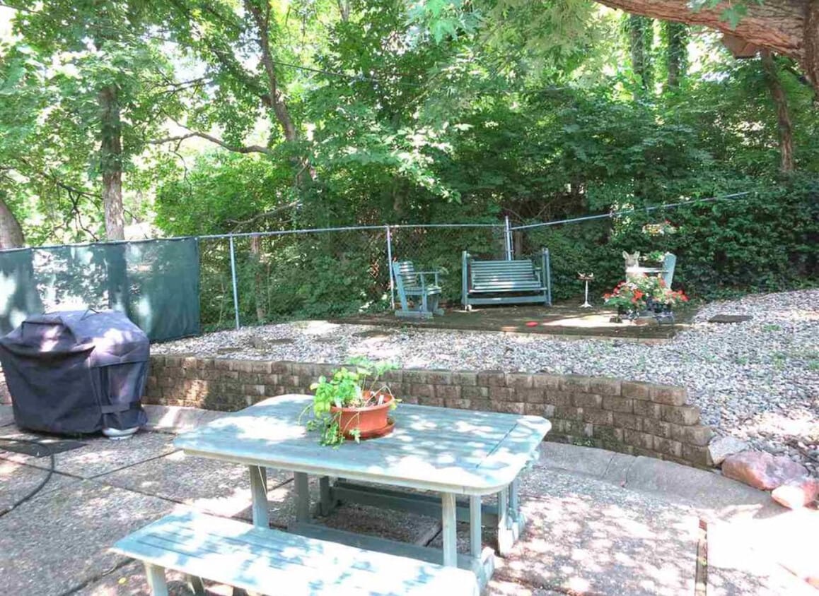 Great fenced in back yard. Pet friendly - 118 W Sunset Ln