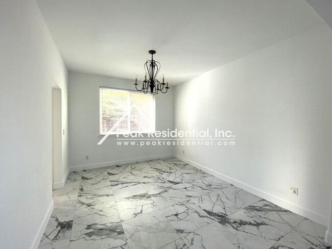 Building Photo - 5 br, 3 bath House - 995 Moonlit Wy