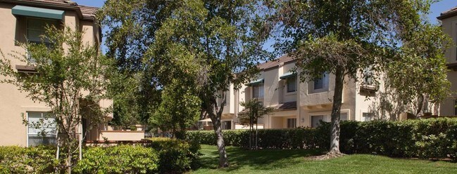 Foto del edificio - 100 Stonecliffe Aisle