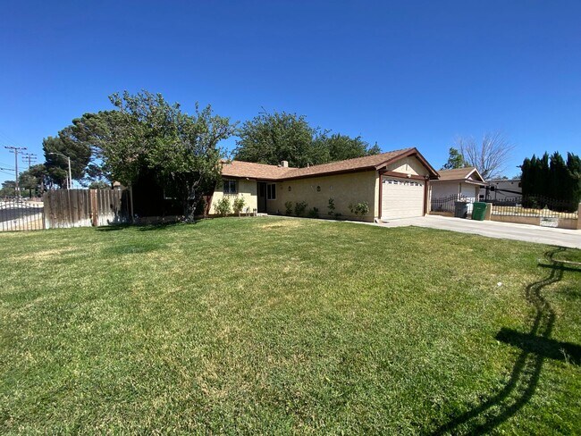 Building Photo - Lancaster 3 bedroom