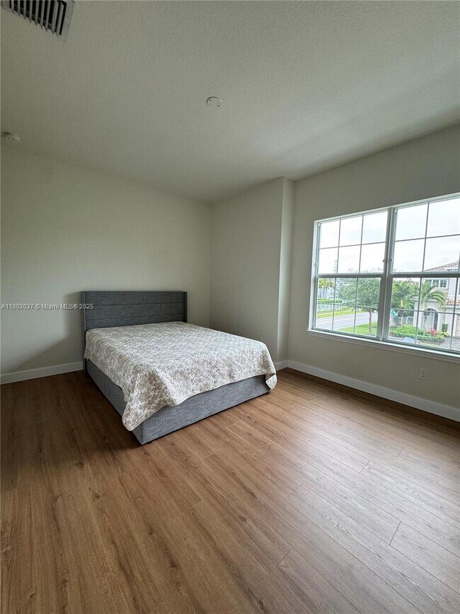 Foto del edificio - 4729 Greenway Dr