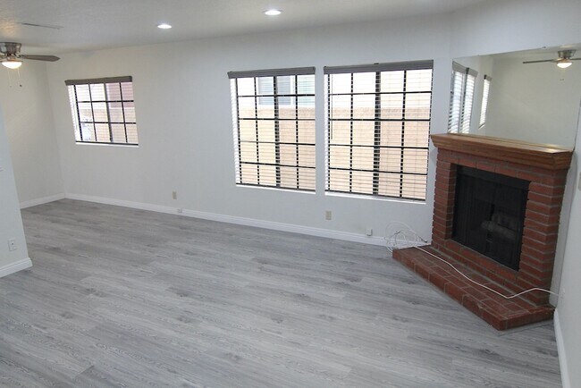 Foto del edificio - 4721 Kester Ave