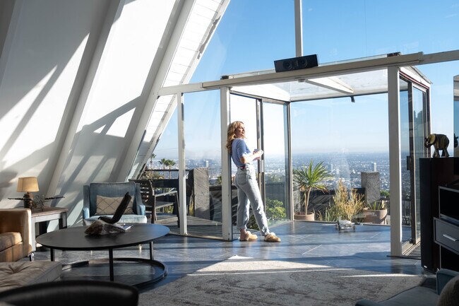 Foto del edificio - 2144 Sunset Plaza Dr