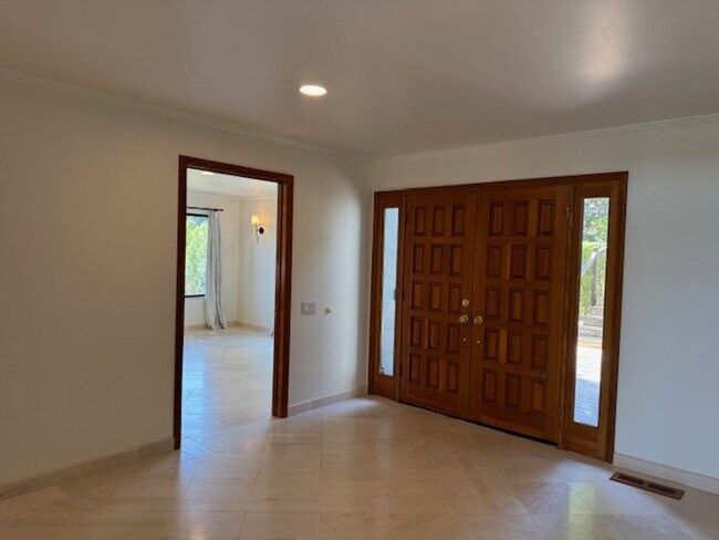 Building Photo - Spacious Tri-level 3 bedroom PLUS 2 additi...