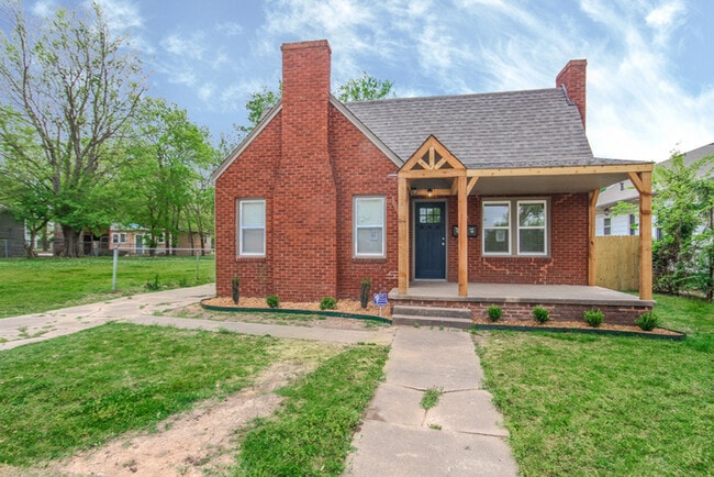 Foto del edificio - Charming Duplex 1/1 Duplex With Storage!