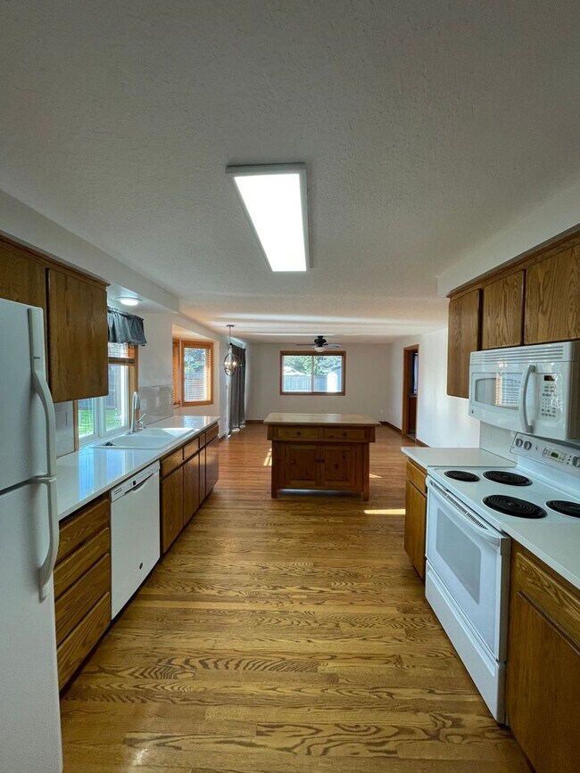 Building Photo - Cozy Three Bedroom