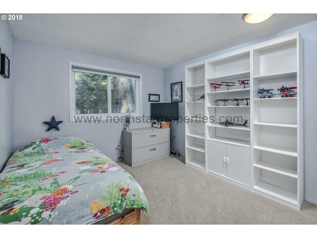 Foto del edificio - Great Lake Grove Bungalow Walking Distance to Everything
