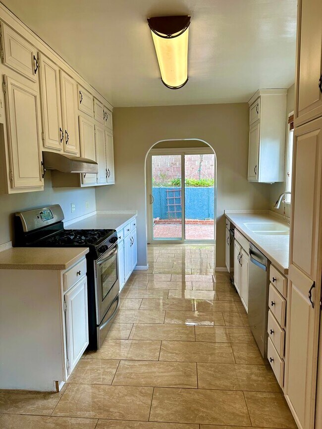 Building Photo - 3 BEDROOM 2 BATH HOUSE - EXCELLENT LOCATIO...
