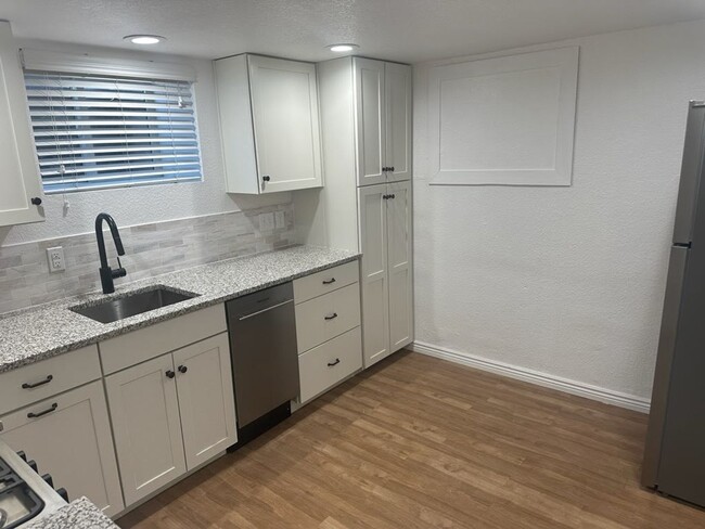 Foto del edificio - Wonderful updated basement apartment avail...