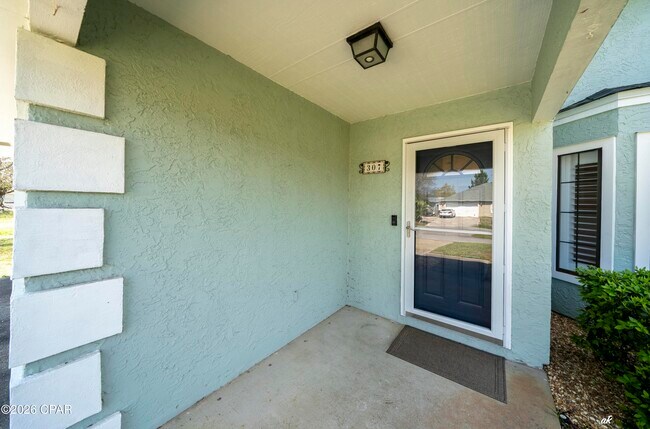 Building Photo - 307 Fan Palm Pl